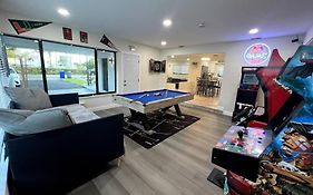 Modern Tropical Oasis With Arcade, Hottub & Minigolf