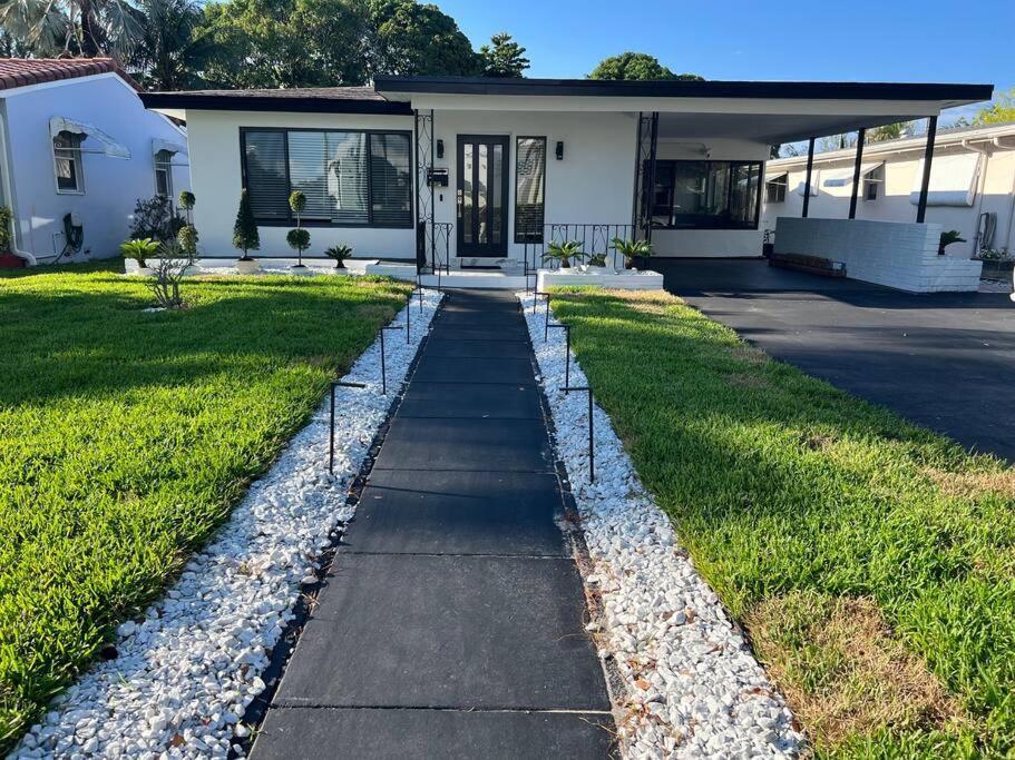 Modern Tropical Oasis With Arcade, Hottub & Minigolf Villa Hollywood Exterior photo